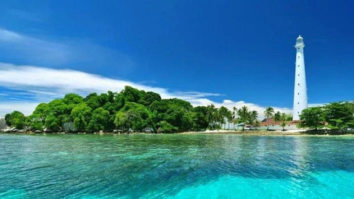 Mercusuar Pulau Lengkuas Dengan persona alam laut yang sangat indah