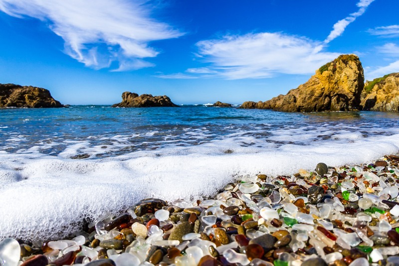 Pantai kaca berkilau berwarna-warni di Amerika