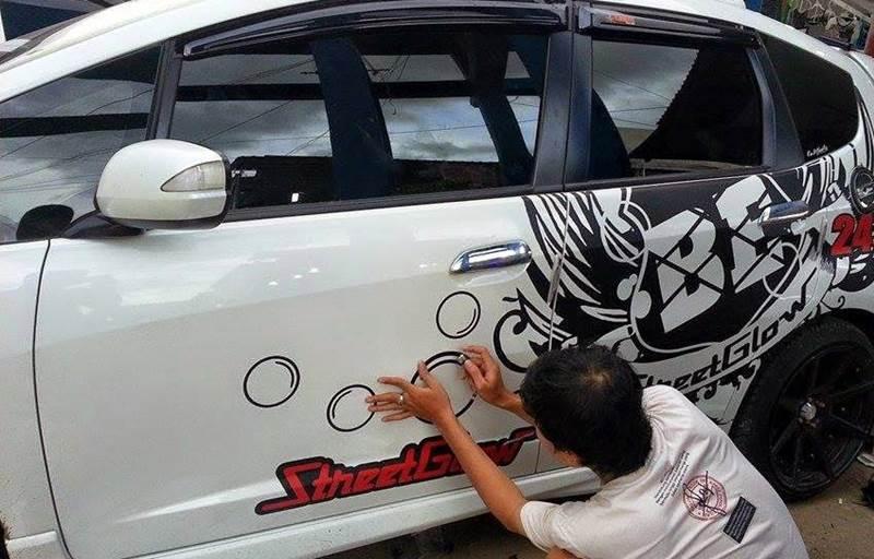 Berikut adalah 4 alasan Anda tidak boleh sticker mobil