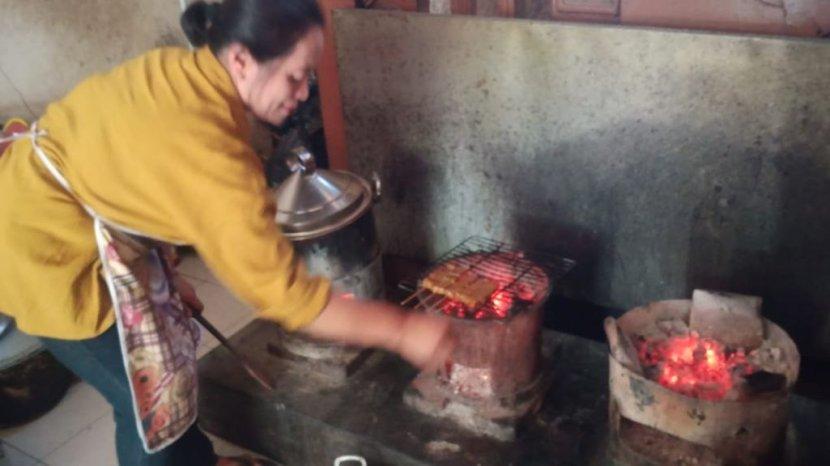 titik-tengah-memasak-menggunakan-arang (1) | Warung Arema Kuliner Legenda Di Kota Malang