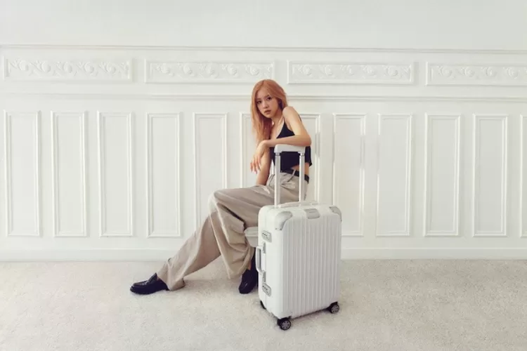 Rose BLACKPINK Bintangi Campaign Rimowa.