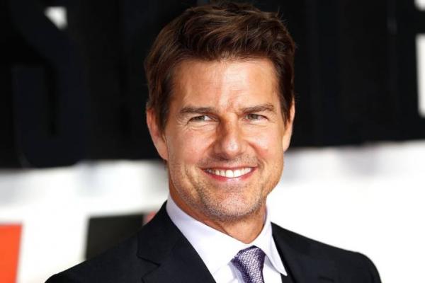 Tom Cruise menyukai topeng yang terbuat dari kotoran burung