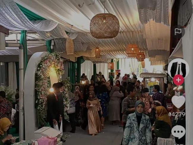 viral-resepsi-pernikahan-di-pasar-ngijon-sleman_Kisah Pengantin Yang Viral Nikah Di Pasar Sleman