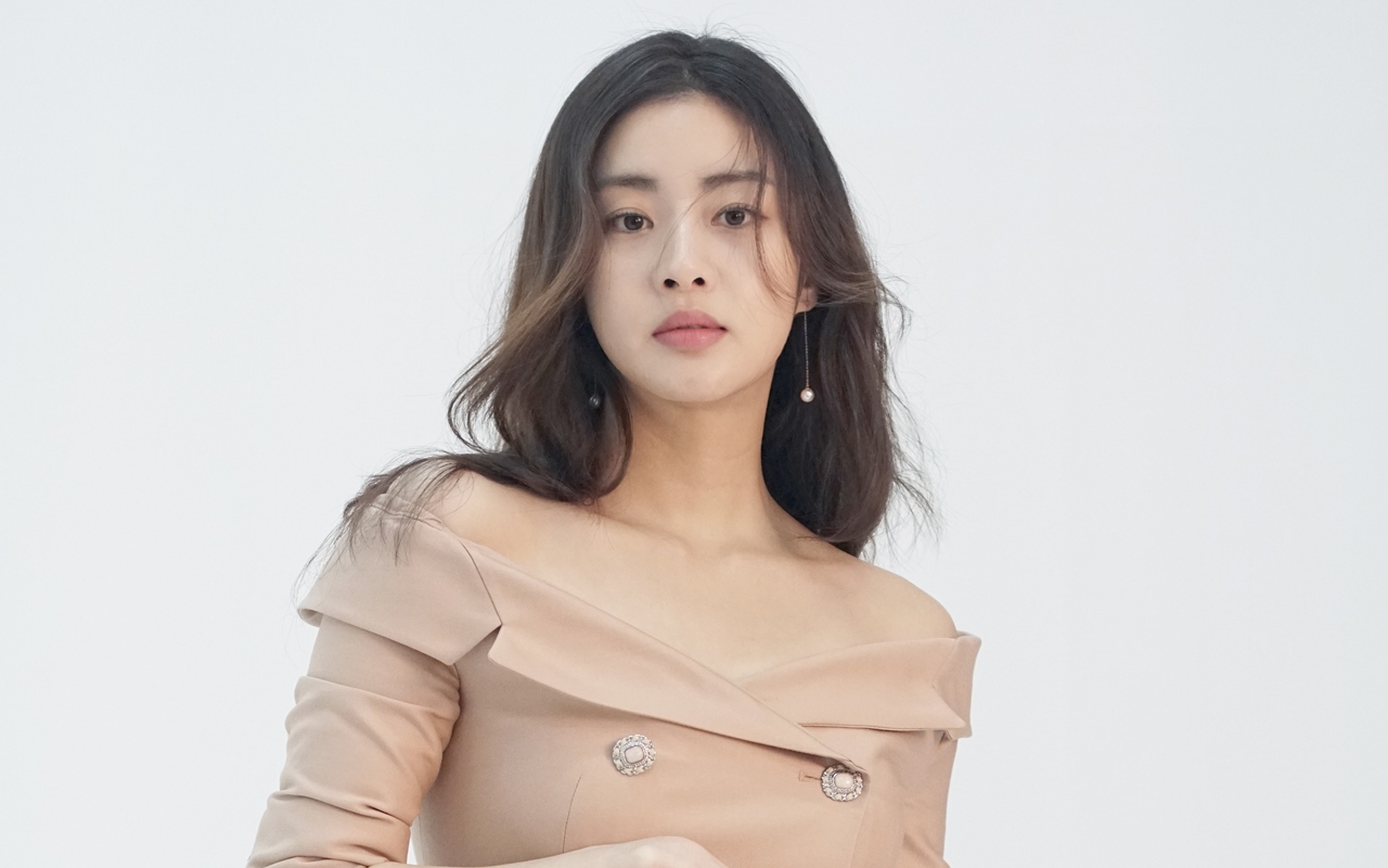 Kang Sora Ungkap Wajah Putrinya Ke Publik