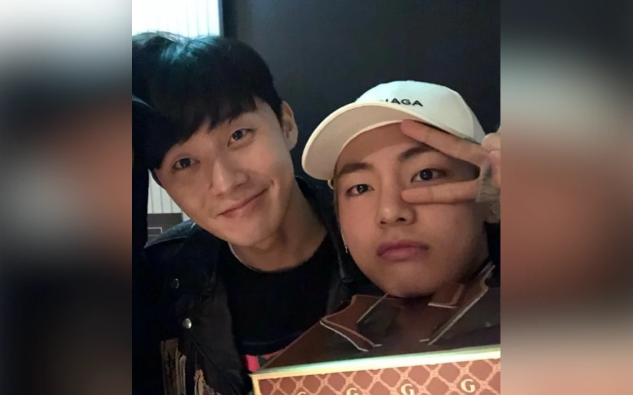 V BTS Dapat Kejutan Dari Park Seo Joon