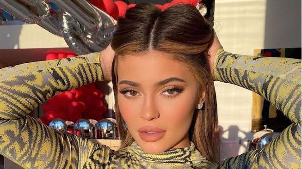 Kylie Jenner Pamer Foto Bikini