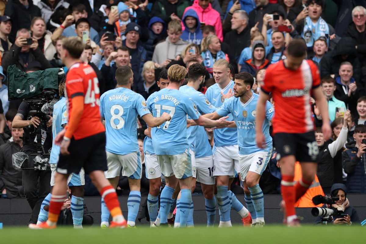 Manchester City Hajar Luton Town 5-1